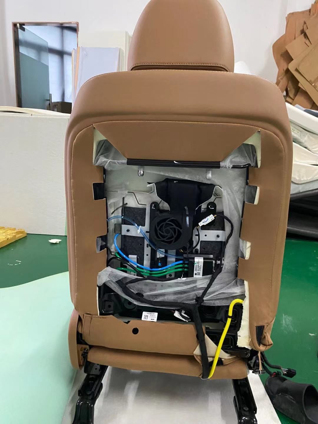 同樣在背部也加裝了換能器。